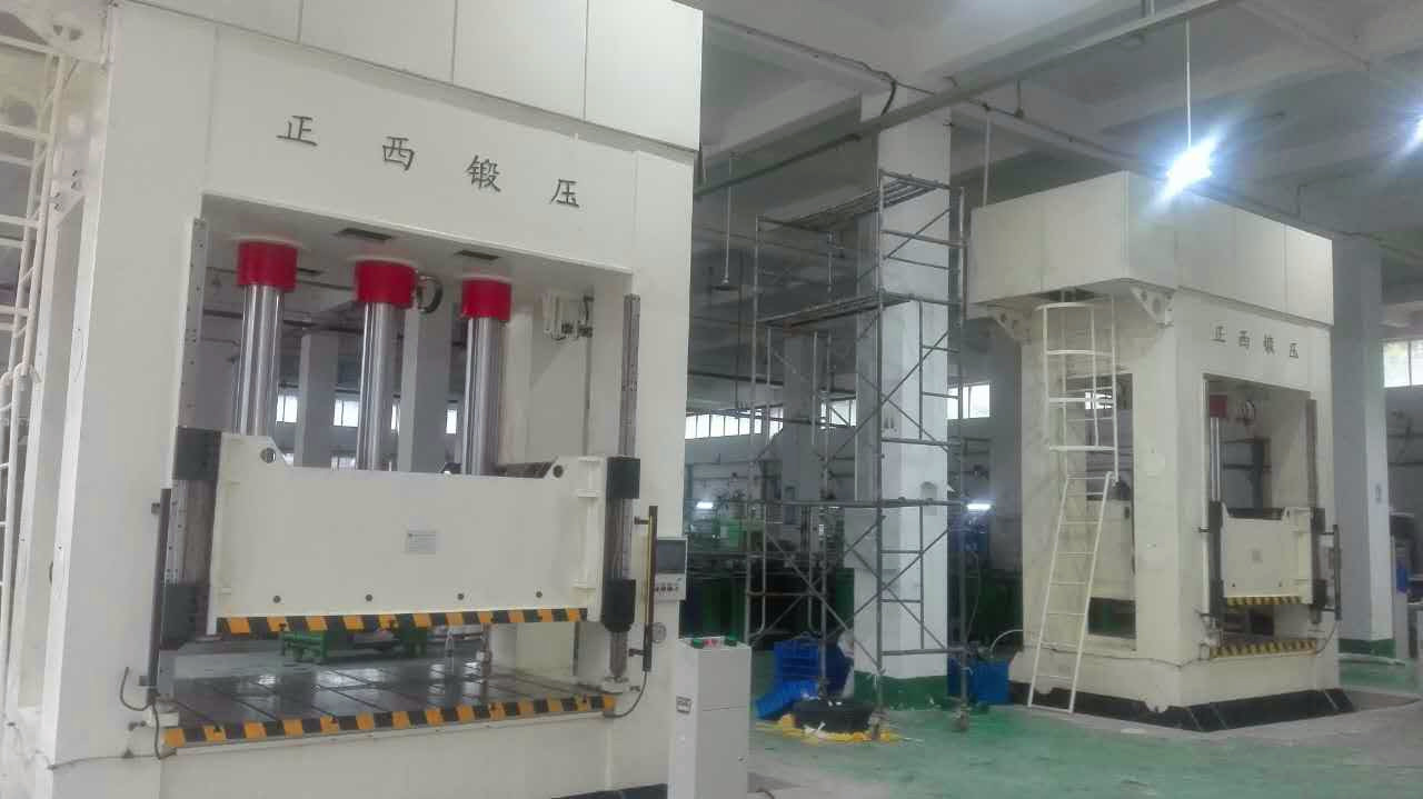 此批設(shè)備為重慶客戶一次性向我公司訂購(gòu)的機(jī)器，在所有公司員工的努力下，我們?cè)谝?guī)定的時(shí)間內(nèi)向客戶交貨并調(diào)試完成。