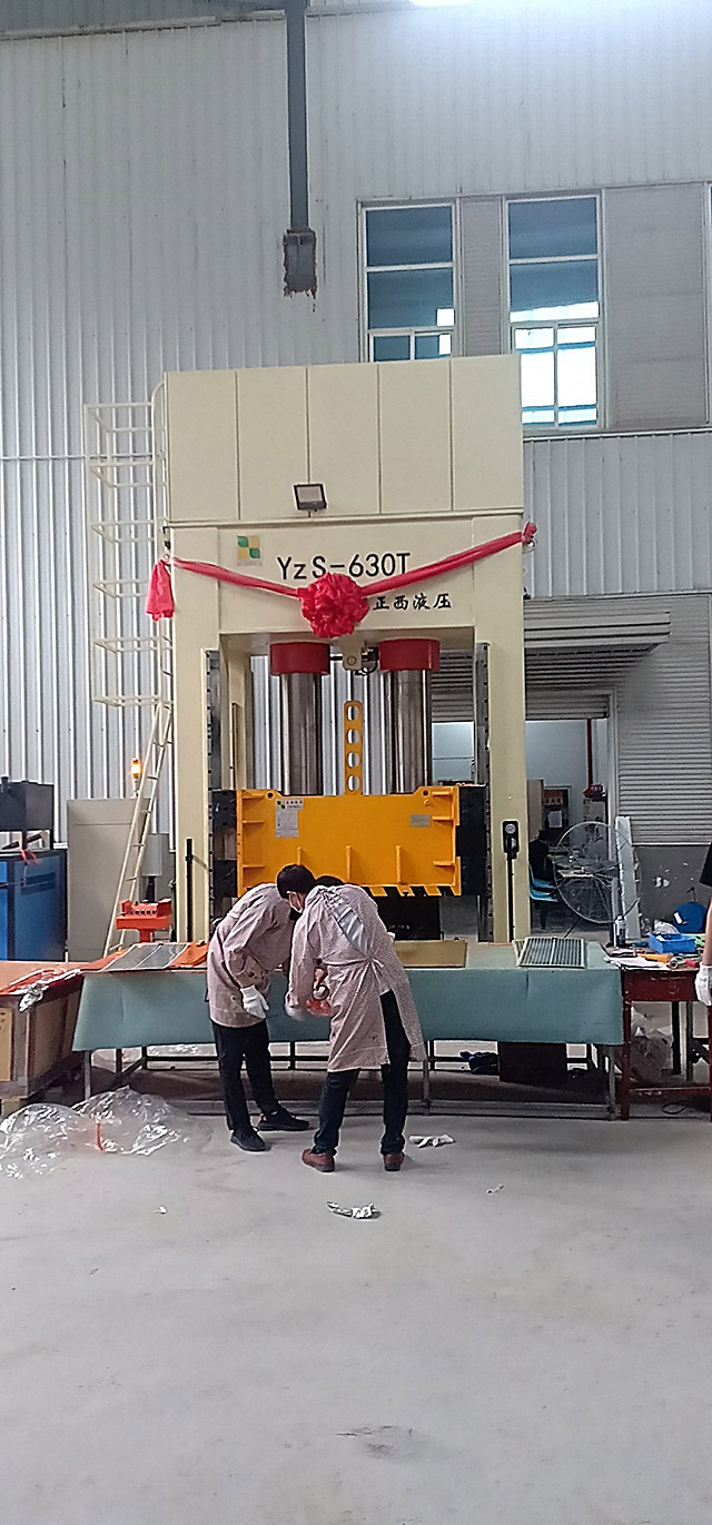 630噸框架式液壓機(jī)定制安裝圓滿成功，客戶相當(dāng)滿意