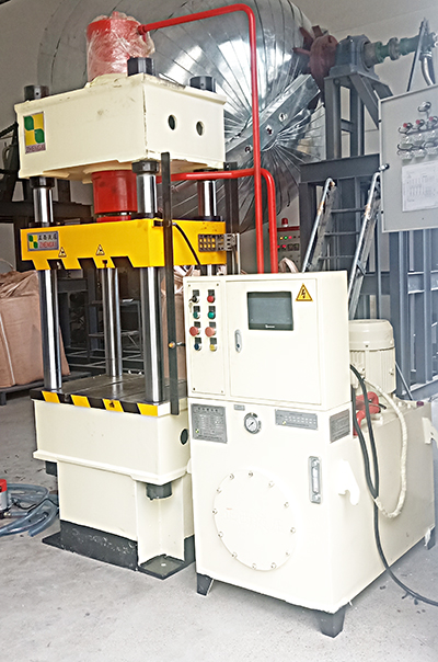 液壓機定制客戶定制的200噸四柱壓力機由液壓機供應(yīng)商成都正西液壓機供應(yīng)，圓滿交貨！