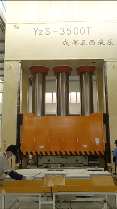 山東淄博液壓機需求客戶定制的3500噸框架液壓機圓滿交貨了，祝賀！